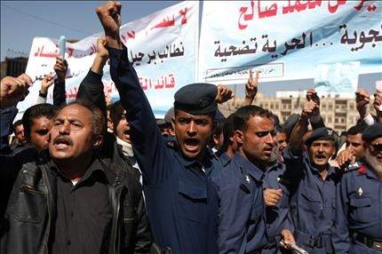 صالح يغادر مسقط إلى الولايات المتحدة .. والمحتجون مصرون على خيار الشارع 