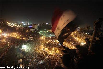 «أقلية إخوانية» في الميدان ... والجيش يعد بكشف «حقائق ما قبل 25 يناير» 