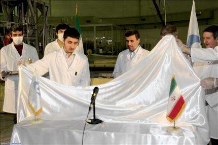 نجاد يشحن مفاعل طهران ... ويدعو الغرب للتفاوض 
