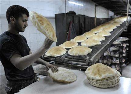 الحكومة تلتهم 100 غرام من خبز الفقراء.. و«الأفران» راضية على «مضض»! 
