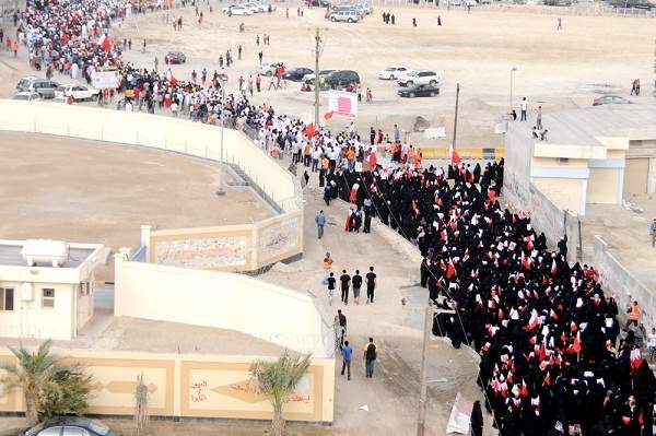 البحرين: &quot;غيرة الأحرار&quot; تقطع جسر الملك فهد وتغطي قصر الصافرية بالدخان 