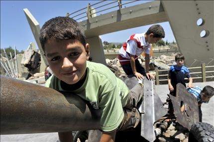 أطفال لبنانيون يرفضون التوقيع على أسلحة ضدّ إسرائيل 