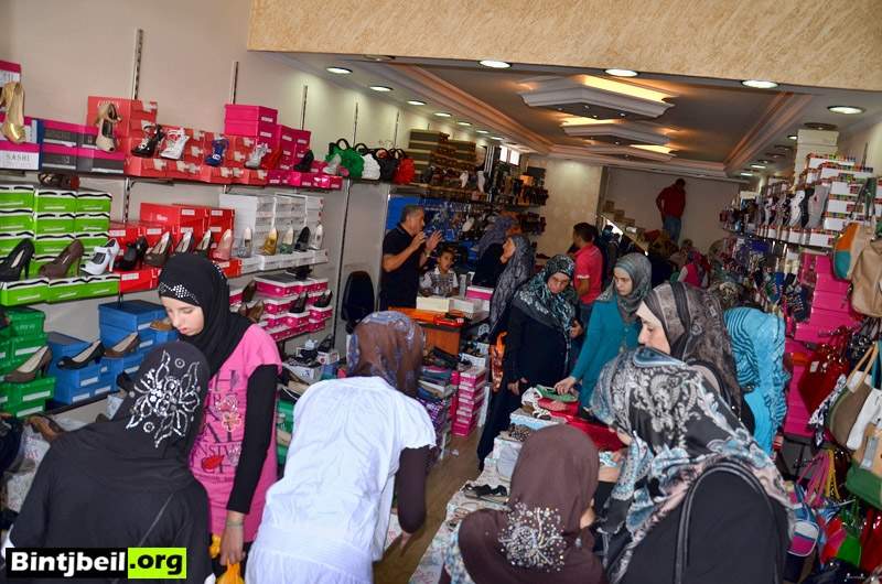 بنت جبيل عشية العيد .. حركة تسوق كثيفة في سوق الخميس والمحلات التجارية تستعيد حركتها التجارية 