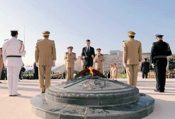 الرئيس الأسد يزور ضريح الجندي المجهول في ذكرى حرب تشرين  