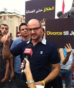 من «استديو» الساحة صاح نديم قطيش بالجماهير: هيّا إلى «الثورة»