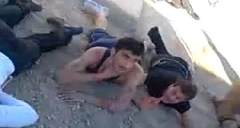 شاهد الفيديو: إعدام أسرى سوريين بطريقة وحشية على أيدي جبهة النصرة الإرهابية 