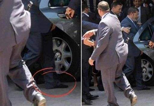 بالصور: مرسي هارباً من دون حذاء أمام مسجد !!