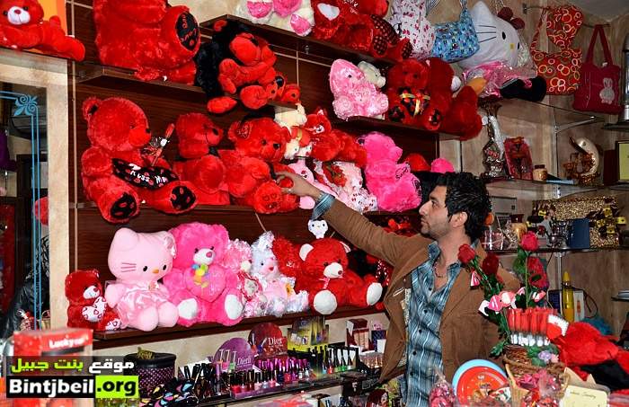 الدببة الحمراء تنعش سوق بنت جبيل.. حركة نشطة قبيل &quot;عيد الحب &quot; تكسر الركود الاقتصادي قليلاً
