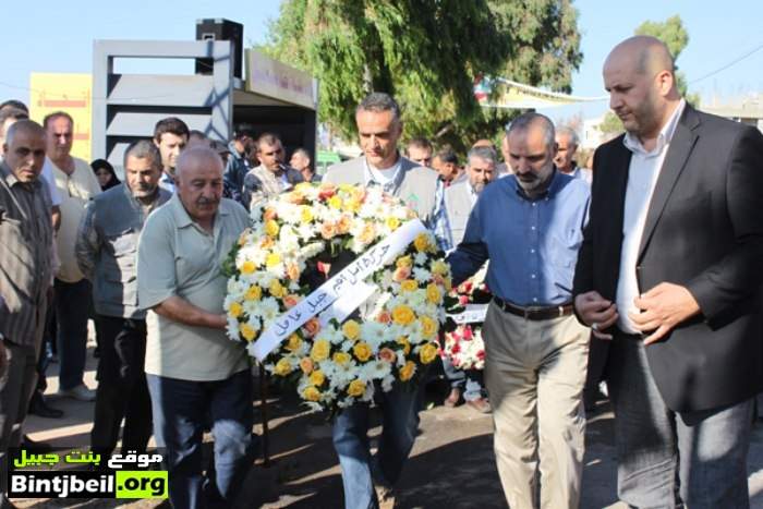 أكاليل من الورد على نصب الشهيد الدكتور مصطفى شمران‏ في بنت جبيل 