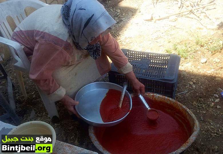 بالصور /  " رُب البندورة " عصب المونة البيتية في منطقة بنت جبيل .. صناعة محلية من زمن التراث الغذائي