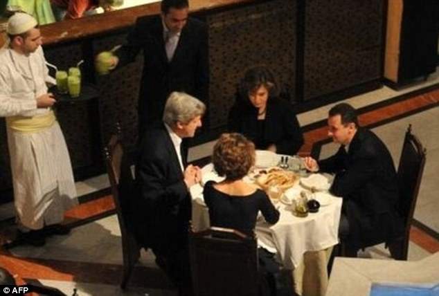 بالصورة /  جون كيري على مائدة الرئيس الاسد 