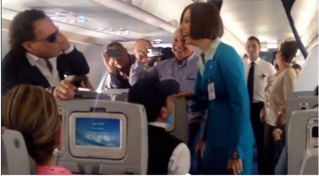 فيديو: لبناني "يولع" الطائرة بالمواويل و العتابا بصوت رائع: لبنان صرلو عمر تعبان
