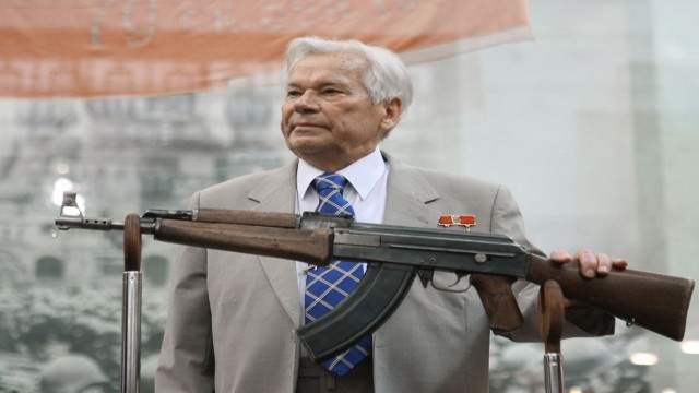 وفاة الروسي ميخائيل كلاشينكوف مخترع بندقية "كلاشينكوف"