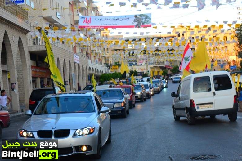 مسيرات سيارة وحواجز محبة في بنت جبيل بمناسبة عيد التحرير و حزب الله اكمل الاستعدادات للمهرجان الكبير