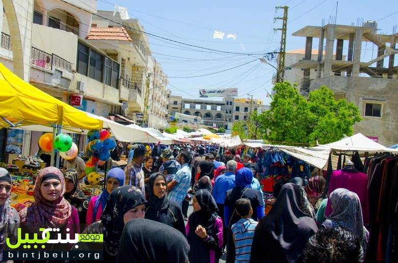 حركة تسوق كثيفة و اقبال غير عادي على شراء الالبسة في سوق الخميس بمدينة بنت جبيل عشية العيد 