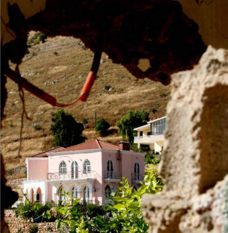 في جنوب لبنان .. قصور المغتربين مساكن للنواطير