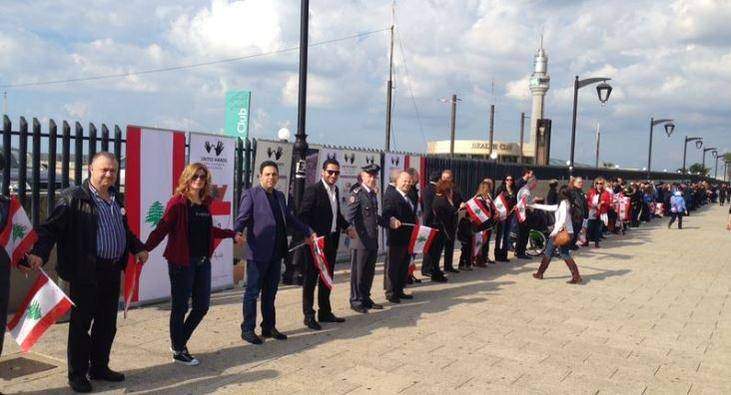 إنطلاق حملة "الإيد بالإيد" على طول الساحل اللبناني (صور)  