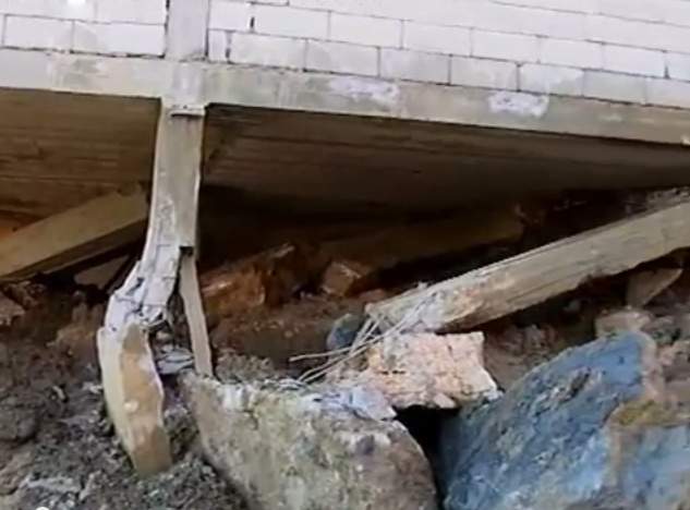  بالفيديو / انهيار صخور في بلدة بسرّين ادى الى تدمير منزلين