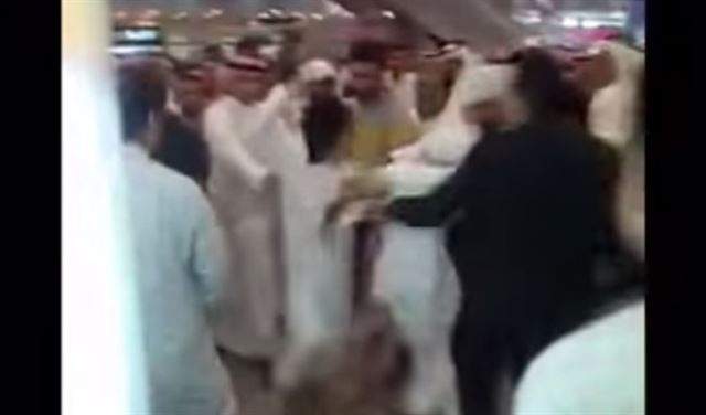 بالفيديو- مشاجرة كبيرة في مطار الكويت بسبب صورة
