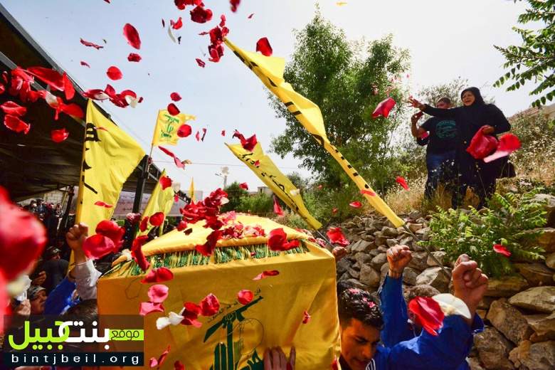 بالفيديو و الصور / ورود عيناثا تغرق نعش الشهيد توفيق سمحات 