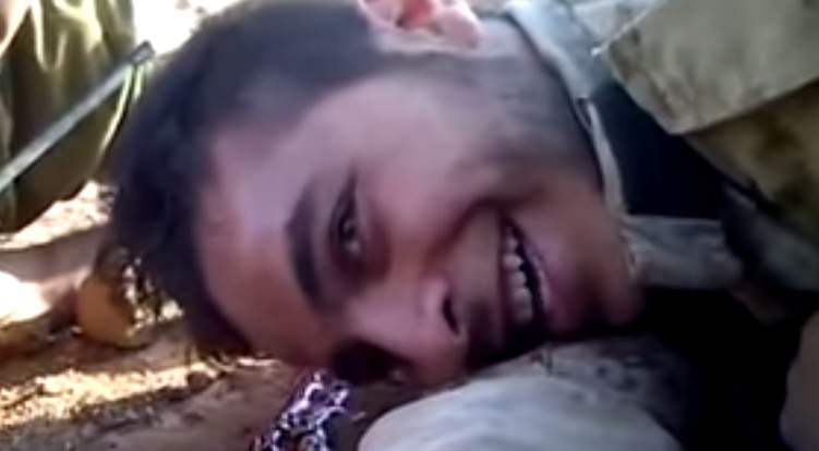 بالفيديو المؤثر- ماذا طلب من والدته؟ جريح من حزب الله يبتسم متمنياً الشهادة..