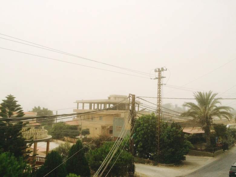 العاصفة الرملية تشل مدينة صور