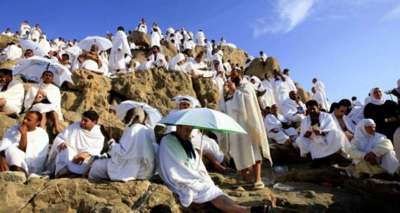 حجاج بيت الله يتوافدون الي عرفات لأداء الركن الأعظم من الحج