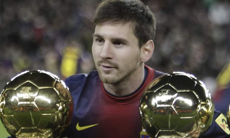 الأرجنتيني ليونيل ميسي لاعب برشلونة يفوز بجائزة الكرة الذهبية لأفضل لاعب كرة قدم في 2015 للمرة الخامسة في مسيرته