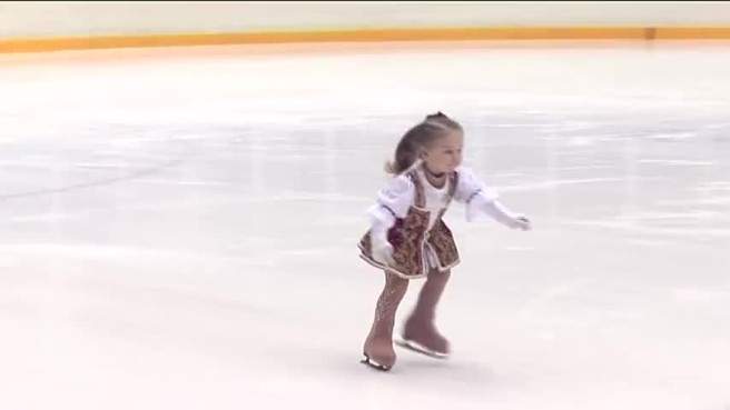 بالفيديو / طفلة تتزلج على الجليد كالمحترفين!