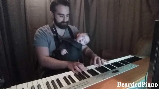 بالفيديو / شاهدوا ردة فعل هذا الطفل عندما بدأ والده بالعزف على البيانو!