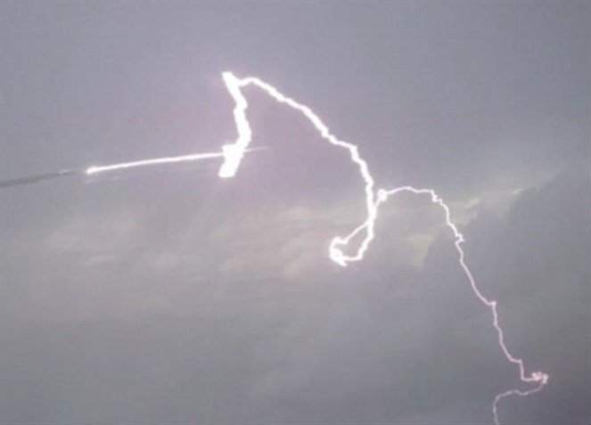 بالفيديو: البرق يصعق جناح طائرة إماراتية