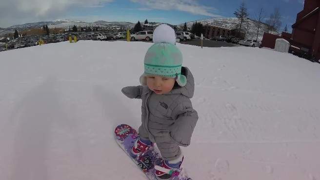 بالفيديو / طفل في السنة الأولى من عمره.. يتزلّج!