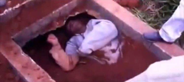 بالفيديو.. لحظة إخراج رجل دفن حياً من القبر! 