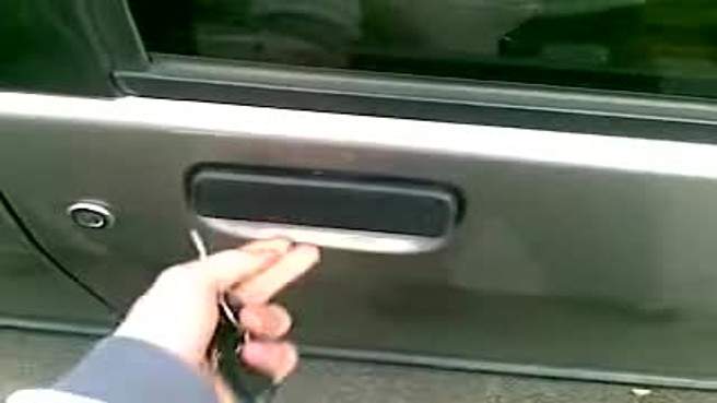 باب سيارتك مقفلٌ ولست قادراً على فتحه؟.. إليك الطريقة بـ10 ثوانٍ فقط!