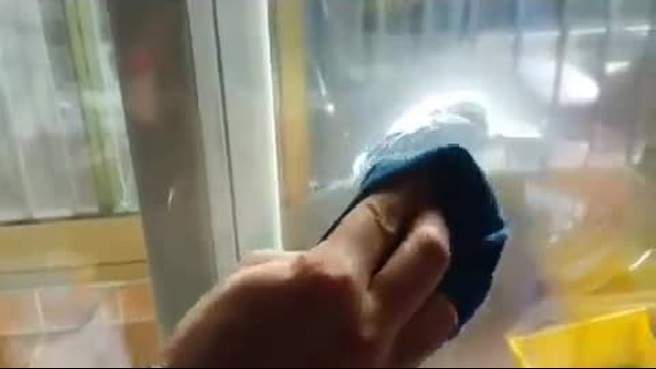 بالفيديو / حيلة بسيطة لإزالة الملصقات عن الزجاج