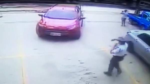 حارس أمن يساعد سيارة من دون سائق على الخروج من موقف للسيارات (فيديو)