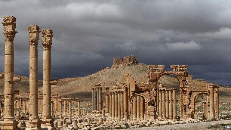 التلفزيون السوري نقلا عن متحدث عسكري: الجيش يسيطر على قلعة تدمر الأثرية