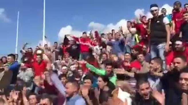 بالفيديو / الجمهور اللبناني في ملعب صيدا البلدي يقصف جبهة احلام 