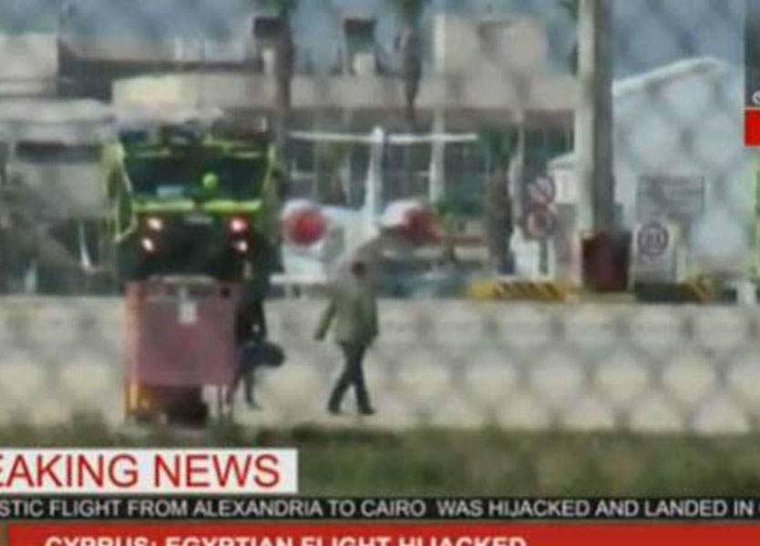 خاطف الطائرة المصرية يطالب بمقابلة طليقته في قبرص و الشرطة تصطحبها الى المطار 