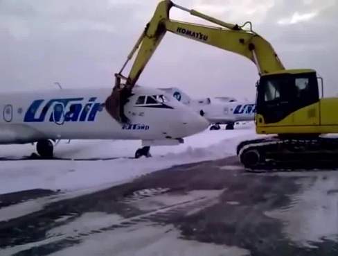 بالفيديو/ موظف مطار غاضب يحطم طائرة بعد طرده من عمله