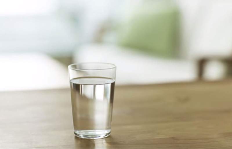 ماذا يحدث لو شربتم الماء على معدة فارغة؟