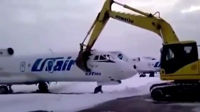 موظف مطار غاضب يحطم طائرة في روسية بعد طردة من العمل