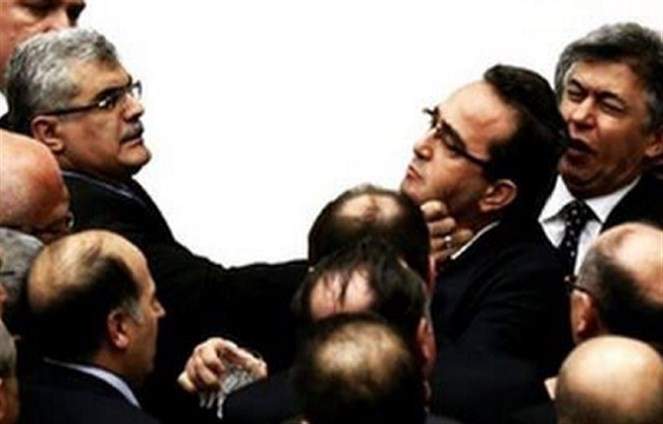شجار عنيف بين النواب داخل البرلمان التركي