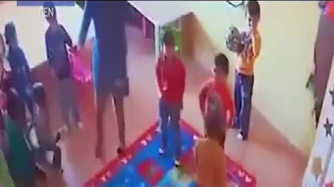 بالفيديو.. معلمة تأمر الطلاب بضرب زميلهم داخل الصف!