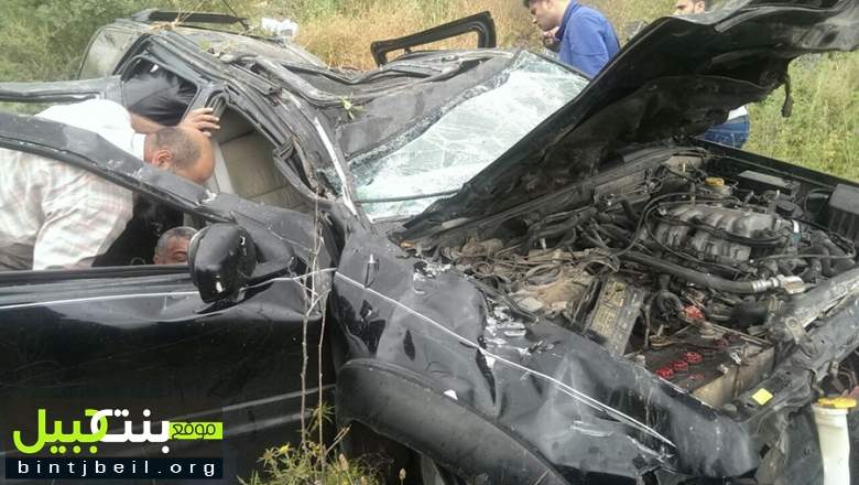 بالصور/ حادث سير مروّع على طريق عين بوسوار