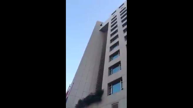 بالفيديو المروع / انتحار شخص في بيروت قرب تلفزيون لبنان