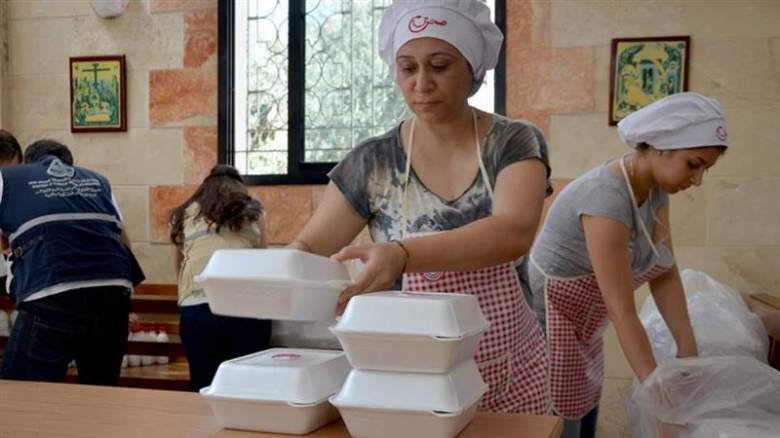 مشاركات في مبادرة &quot;صحن&quot; يحضرن وجبات الطعام للصائمين في اللاذقية أمس (&quot;السفير&quot;)