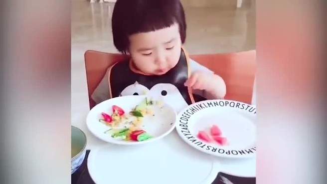 فيديو لطفلة تأكل بشهية يشعل مواقع التواصل