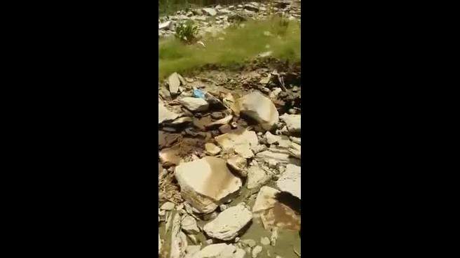 بالفيديو... سعودي يفاجأ بانفجار نبع نفط قرب منزله!
