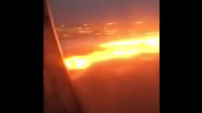 بالفيديو - اشتعلت النيران بالطائرة بعد رسالة التحذير!